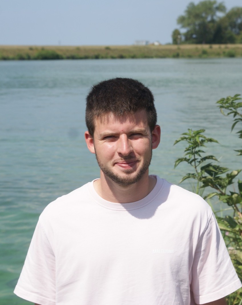 Een jongeman die bij water staat